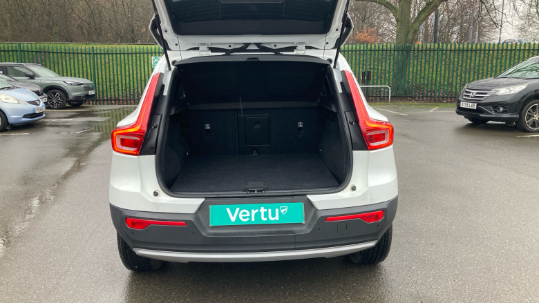 Volvo Xc40 2.0 T4 Momentum Pro 5dr AWD Geartronic Petrol Estate